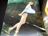 川で戯れるTシャツスク水少女