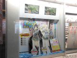 とらのあなB店横のショーウィンドには三日月夜空と柏崎星奈のパネル