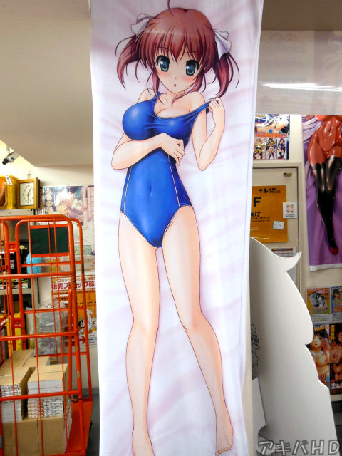 とらのあなに展示されていた抱き枕カバー「まったく・・・ちらりとしか見えていない胸が、表情とあわせて一層エロく見える」