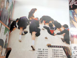 実写の女子中学生を下から見上げる