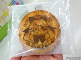 特典のせんべい、表面にかのんさんがプリント