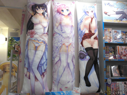 5月末に発売されたエロゲ特典の抱き枕カバーが3つ並んで展示左から「レミニセンス」「グリザイアの楽園」「妹ぱらだいす2」
