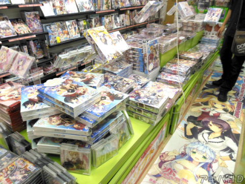 26日発売となった美少女ゲームいろいろ、上はメロンブックス秋葉原2号店手前にあるのは「天色＊アイルノーツ」を積み上げた山
