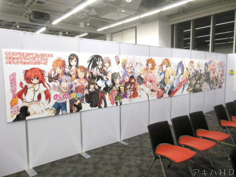 壁にはコミックアライブの作品に登場するキャラクターが多数描かれたパネル