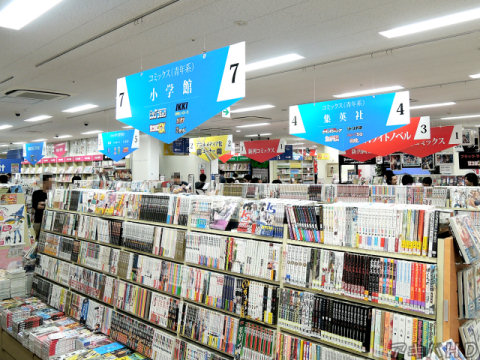 天井が高くなり案内板が吊り下げられていた上は小学館と集英社のコーナー