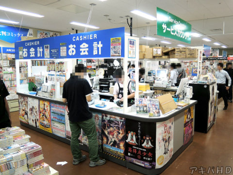 フロア中央付近にレジとサービスカウンター