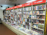 反対側にはゲーム攻略本の棚