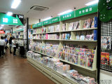 反対側には雑誌の棚