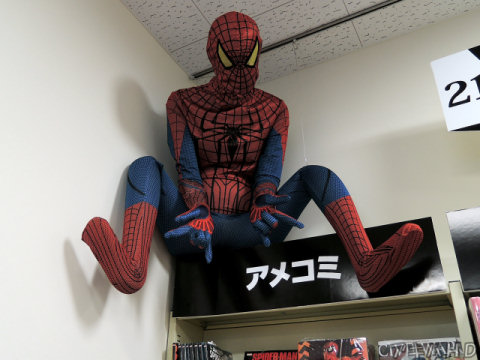 アメコミコーナーにあったスタッフによる手作りのスパイダーマン「天井が高くなったことによる遊び心を取り入れていきたい」(スタッフ談)