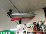 何かの戦艦が半分突き出ていた