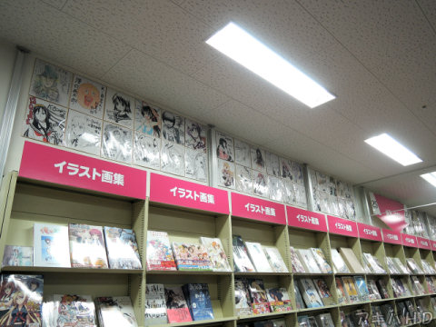 リニューアルオープンを記念して各作家さんからの色紙も展示(以前からの色紙も含めて展示されていた)