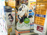 店舗入口にある2Fへの階段も「六畳間の侵略者！？」「ディーふらぐ！」のパネルで封鎖