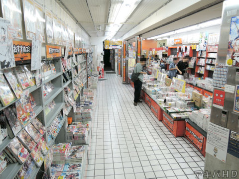 1F店内には、全く誰もいないということはなく多くても数人が常に店内にいる感じだった