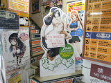 店舗入口にある2Fへの階段にも追加の注意書き