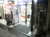 入口には深夜営業を告知する張り紙いっぱい
