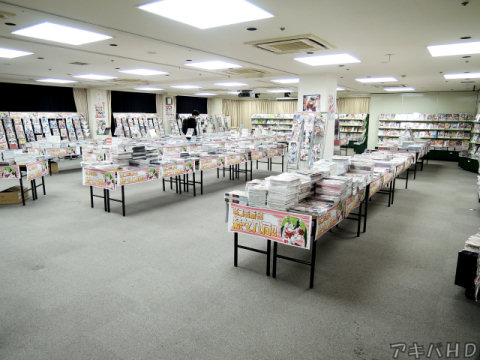 フロア内は一般向け・成年向けは机で分けられていた壁にも棚で同人誌を陳列