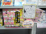 とらのあな、サイン入りのパネルとイラスト色紙
